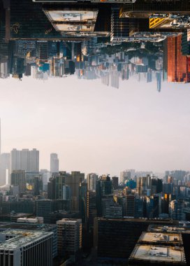 Gelecekçi çoklu evren dünya konsepti. Şehir merkezi, gökdelenlerin altında ufuk çizgisi ve şehir manzarası var. İki paralel dünya. Alternatif gerçeklik boyutu