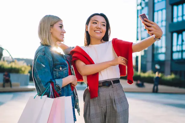 Zadowolony Młody Wielorasowy Uroczy Przyjaciele Torby Zakupy Selfie Smartfonie Stojąc — Zdjęcie stockowe