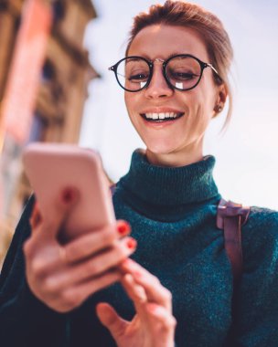 İnternette turistlerin sanal iletişimden hoşlandığı internet sitesinde sohbet ederken gülen modaya uygun gözlüklü, gülen mutlu kadın blogcuların altında komik yorumlar okuyan kaygısız kadın blogcu