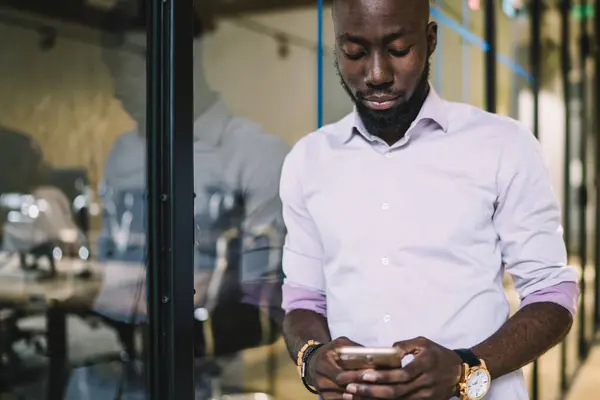 Bärtiger Afroamerikaner Hemd Mit Hochgekrempelten Ärmeln Und Uhr Mit Handy — Stockfoto