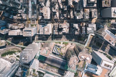 Hong Kong modern gökdelenler bölgesinin insansız hava aracının panoramik manzarası. Üst düzey, şehir merkezi, şirket işleri ve finansal işletme binaları. Başkent altyapısı