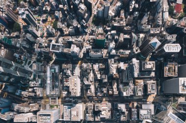 Hong Kong modern gökdelenler bölgesinin insansız hava aracının panoramik manzarası. Üst düzey, şehir merkezi, şirket işleri ve finansal işletme binaları. Başkent altyapısı