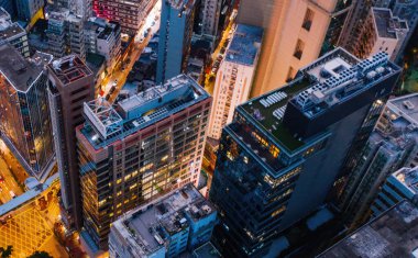 Şehir merkezindeki şehir merkezinin hava manzarası. Şehir altyapısının insansız hava araçlarından kuşbakışı görüntüsü, park halindeki arabalarla caddeleri geçmek. Geliştirme altyapısı