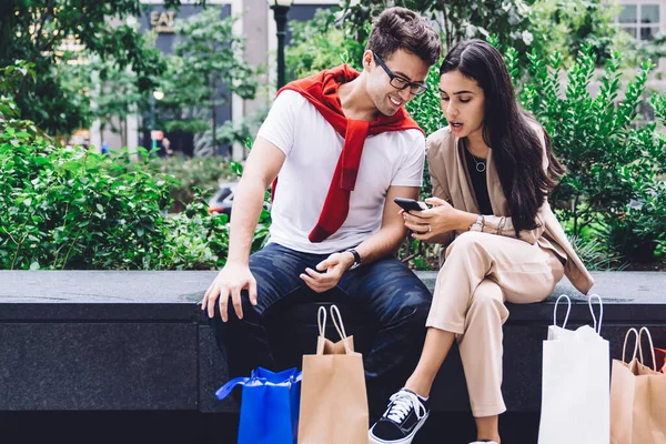 Moda, şehir sokaklarında güpegündüz korkuluklarda otururken, alışveriş torbalarıyla akıllı telefonlara göz atan modern, çok ırklı genç kadın ve erkeklerden çıktı.