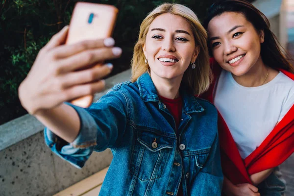 Góry Młody Szczęśliwy Uroczy Różnorodne Kobiety Przyjaciele Biorąc Selfie Smartfonie — Zdjęcie stockowe