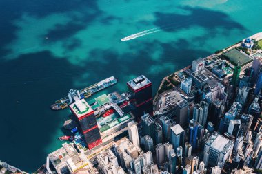 Hong Kong gökdelenlerinin insansız hava aracının panoramik manzarası Metropolitan körfezi ile gökdelenlerin ufuk çizgisi. Şehir merkezinde iş ve finans binaları olan modern beton şehir manzarası. Şehir altyapısı