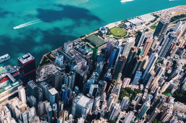 Hong Kong gökdelenlerinin insansız hava aracının panoramik manzarası Metropolitan körfezi ile gökdelenlerin ufuk çizgisi. Şehir merkezinde iş ve finans binaları olan modern beton şehir manzarası. Şehir altyapısı