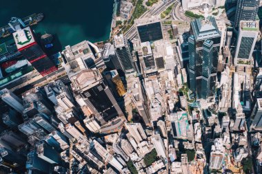 Hong Kong gökdelenlerinin insansız hava aracının panoramik manzarası Metropolitan körfezi ile gökdelenlerin ufuk çizgisi. Şehir merkezinde iş ve finans binaları olan modern beton şehir manzarası. Şehir altyapısı