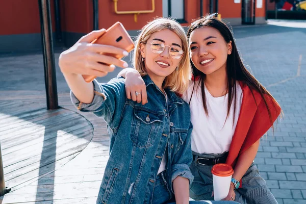 Młode Urocze Zróżnicowane Kobiety Stroju Casual Filiżanką Kawy Selfie Telefonem — Zdjęcie stockowe