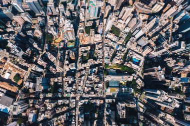 Hong Kong modern gökdelenler bölgesinin insansız hava aracının panoramik manzarası. Üst düzey, şehir merkezi, şirket işleri ve finansal işletme binaları. Başkent altyapısı