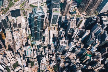 Hong Kong gökdelenlerinin insansız hava aracının panoramik manzarası Metropolitan körfezi ile gökdelenlerin ufuk çizgisi. Şehir merkezinde iş ve finans binaları olan modern beton şehir manzarası. Şehir altyapısı