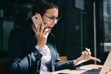 Saldırgan Kafkasyalı kadın yönetmen finansal raporla mesaj okuyor ve akıllı telefon cihazında gezici internet bağlantısı ve dizüstü bilgisayardaki kafeterya wifi kullanarak bağırdığı için yöneticiyi arıyor.