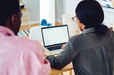 Ekran arama bilgilerini taklit eden modern dizüstü bilgisayar kullanan erkek ve kadınların arka planı, ev ödevi projesinde işbirliği yapan Afrikalı Amerikalı genç öğrenciler,