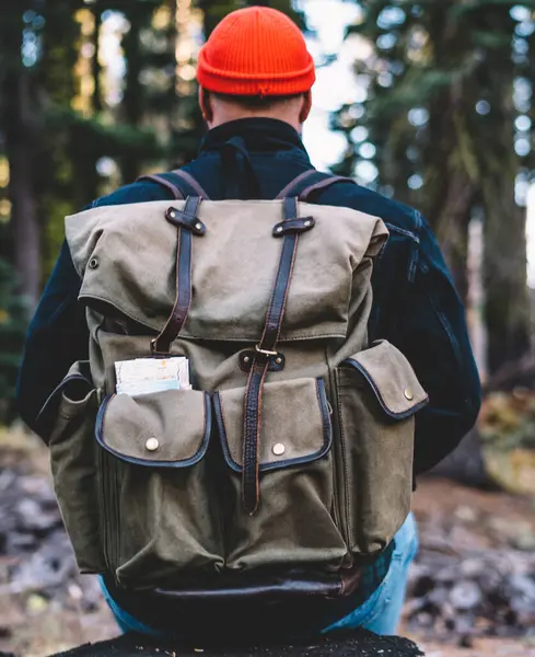 Sırt çantasıyla gezen, orman manzarasının tadını çıkaran hafta sonları gezen, doğa ortamında macera yaşamak için yürüyüş yapan hippi bir adam.