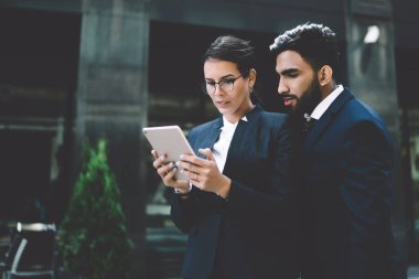 Çok çeşitli erkek ve kadınlar çevrimiçi video izliyorlar. Eğitimsel, olgun girişimciler dijital tablet bildirimlerini kontrol ediyor ve internetin hızını tartışıyorlar.