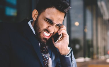 Resmi takım elbise giymiş öfkeli bir patron finans müdürüne sesleniyor ve bağırıyor. Şirket hakkında kötü haberler duyuyorlar. Sinirli bir adam cep telefonu uygulaması üzerinden deli gibi konuşuyor.
