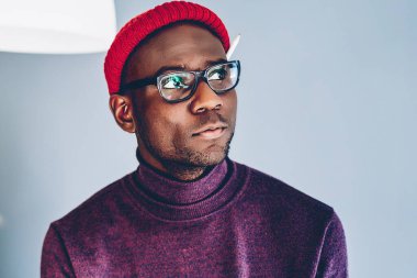 Düşünceli Afrikalı Amerikalı hippi sosyal ağlarda kişisel blog 'da dijital tablet ve wifi kullanan yaratıcı meslektaşlarıyla modern ofiste zaman geçirme fikirleri üzerine kafa yoruyor.