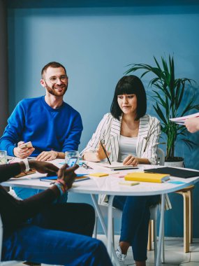 Birlikte çalışma alanında oturan çok ırklı öğrenciler için atölye çalışması yapan yetenekli iş kadını, kadın çalışanlar, pozitif ekiple iletişim kurma projesiyle ilgili fikirlerini ve stratejilerini paylaşıyor.
