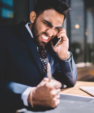 Resmi takım elbise giymiş öfkeli bir patron finans müdürüne sesleniyor ve bağırıyor. Şirket hakkında kötü haberler duyuyorlar. Sinirli bir adam cep telefonu uygulaması üzerinden deli gibi konuşuyor.