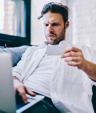 Hippi adam, modern dizüstü bilgisayarla otururken meslektaşına mesaj yolluyor. Kablosuz internete bağlı milenyum adamı, sahte bir işlemle gelen mesaj karşısında şaşkın hissediyor.
