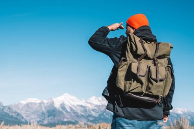 Genç hippi, vahşi doğanın nefes kesici manzarasından zevk alıyor. Ulusal parkı keşfediyor, sırt çantasıyla gezen erkek gezginlerin sırt manzarasını keşfediyor ve dağlarda hedeflerini arıyor.