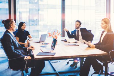 Ofis içi iş görüşmeleri sırasında iş dünyasından insanlarla iletişime geçip üretken fikirleri tartışan dört şirket çalışanı. Konferansta beyin fırtınası yapan çalışanlar. Başarılı meslektaşlar takımı.