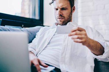 Hippi adam, modern dizüstü bilgisayarla otururken meslektaşına mesaj yolluyor. Kablosuz internete bağlı milenyum adamı, sahte bir işlemle gelen mesaj karşısında şaşkın hissediyor.