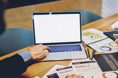 İnternet içeriğiniz için boş ekranlı modern dizüstü bilgisayarın kırpılmış görüntüsü. Mans internet sitesi için kablosuz internet bağlantısını kullanarak web sayfası ile birlikte el arama bilgileri ile birlikte netbook üzerinde arama yapıyor.