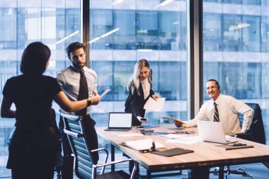 Bir grup iş adamı gece geç saatlerde gökdelen ofis içinde çalışıyor ve iletişim kuruyor. Profesyonel çalışanlar toplantı sırasında işbirliği yapıyor ve fikirleri tartışıyor. Girişimcilik Ekibi