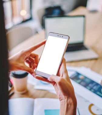 İnternet siteniz veya içerik metniniz için reklam alanı olan akıllı telefon aygıtını tutan ellerin görüntüsü, internet sayfalarını taramak için 4g kablosuz bağlantıya sahip cep telefonu.