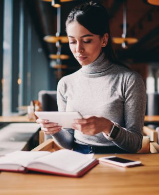 Konsantre hipster kız metin mesajları yazma ve tablet üzerinden dil cources hakkında bilgi arıyor, yeni touchpad kullanarak sosyal ağlarda online arkadaşları ile sohbet düşünen kadın