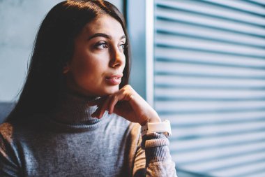 Pencereye bakan ve modern dizüstü bilgisayar kapalı iş mola hafta sonu hakkında düşünme çekici kadın freelancer Dreaming, düşünceli hipster kız yeni gelişmiş netbook ile masaüstü oturan