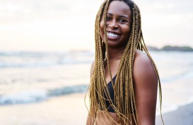 Neşeli afro amerikan genç kadın portre aktif giyim li gece şeridinde sabah eğitim mutlu giyerken kamera, pozitif koyu tenli kadın spor giysiler ilerler kıyıda ayakta