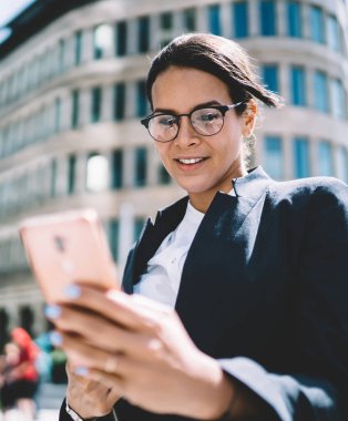 Görme düzeltmesi için optik göz giysisi olan Kafkas iş kadını cep telefonuyla SMS mesajı aldı, uygulamayla başarılı bir yönetim sohbeti gerçekleştirdi.