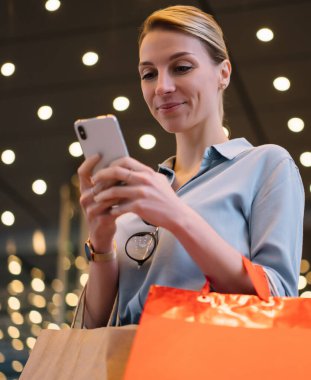 Şık giyinmiş gülümseyen kadın müşteriler, alışveriş merkezlerindeki yeni satışlar, tanıtım alanı, alışveriş konsepti ve Kara Cuma ile ilgili bilgilerle e-posta aldılar.
