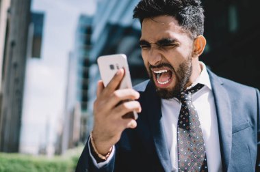 Saldırgan Türk erkek ekonomist, mali raporla gelen e-postadan dolayı kızgın, resmi olarak deli adam internet sitesinde haber okuyor, cep telefonuyla 4G kablosuz bağlantı kuruyor.