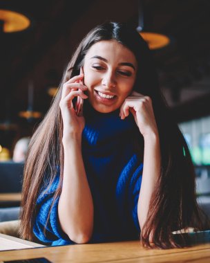 Neşeli genç kız öğrenci 4g bağlantısı ile cep telefonu danışın, başarılı bir kadın gülümseyerek arama uygulama ve modern akıllı telefon kullanarak üniversite kampüsünde boş zaman zevk yapma