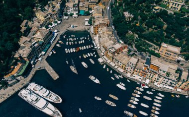 Portofino adında güzel, pitoresk bir köye sahip deniz manzaralı, ünlü turistik bir yer. Dağın eteğindeki küçük marina limanında güzel renkli evler köyü var.