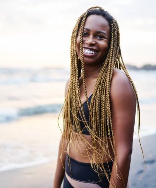 Neşeli afro amerikan genç kadın portre aktif giyim li gece şeridinde sabah eğitim mutlu giyerken kamera, pozitif koyu tenli kadın spor giysiler ilerler kıyıda ayakta