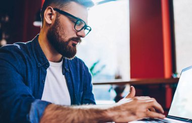 Sosyal ağlar, modern teknoloji konsepti ve uzak çalışma için çevrimiçi iletişim uygulamasını güncellemek amacıyla optik göz giyimi yazma programı kodunda yoğunlaşmış erkek yazılım geliştirici