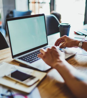 İnternet 'te, internet sayfası için reklam alanı olan dizüstü bilgisayarda ücretsiz kablosuz internete bağlı içerik web sitesindeki teknolojinin kullanımıyla ilgili elle arama bilgisinin kırpılmış görüntüsü