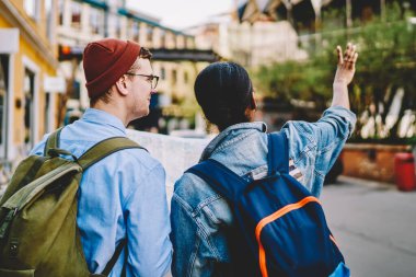 Gündelik giysiler giymiş çok kültürlü turistlerin hafta sonları New City 'nin kentsel caddelerinde yürüyüşlerinin arka planında. Birbirine aşık çiftler seyahat turları sırasında gezip, gösterilerden zevk alıyorlar.