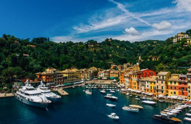 Portofino adında güzel bir köye sahip deniz manzaralı, ünlü turistik bir yer. Small marina limanı dağın eteklerinde güzel renkli evleri olan bir köy.