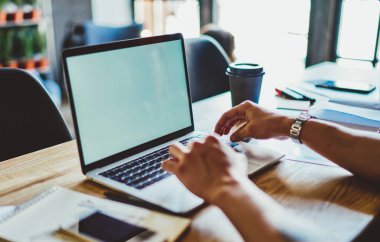 İnternet 'te, internet sayfası için reklam alanı olan dizüstü bilgisayarda ücretsiz kablosuz internete bağlı içerik web sitesindeki teknolojinin kullanımıyla ilgili elle arama bilgisinin kırpılmış görüntüsü