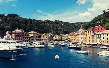 Portofino adında güzel bir köye sahip deniz manzaralı, ünlü turistik bir yer. Small marina limanı dağın eteklerinde güzel renkli evleri olan bir köy.
