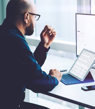 İşadamı olası riskleri ve kârları hesaplamak için finans piyasasını araştırıyor. Erkek ekonomist muhasebe parası ve ofis bilgisayarındaki dizüstü bilgisayardaki araştırma istatistikleri. Değiş tokuş sırasında alıntılar