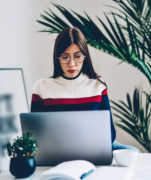 Wanita Muda Dalam Kacamata Memeriksa Email Saat Bekerja Pada Freelance — Stok Foto