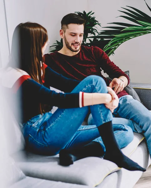 Verliebte Paare Kommunizieren Über Beziehung Während Sie Ihre Freizeit Zusammen — Stockfoto