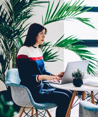 Motivasyon modu ile bilgi webinar izleyen bayan öğrenci boş zamanlarında lüks bir daire, teknoloji ve iletişim konseptinde dizüstü bilgisayarla ücretsiz ev bilgisayarına bağlanıyor.