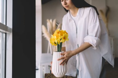 Ekinler, günlük kıyafetlerle bayanları memnun eder. Boş günlerinde geniş bir dairede dinlenirken, pencere eşiğine nergislerle vazo yerleştirir.